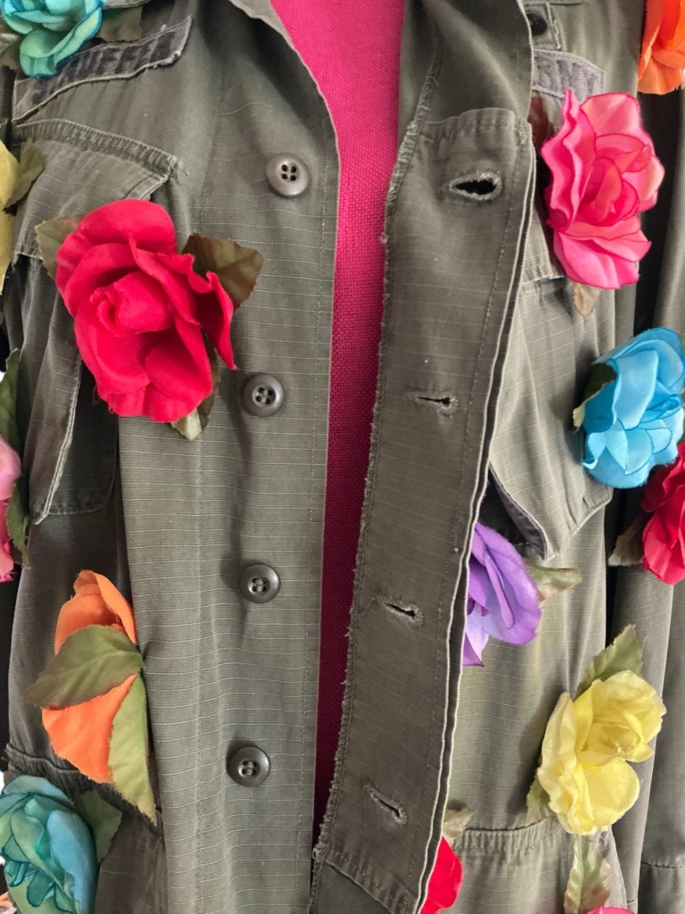 Olive Military Jacket with Multicolor Fabric Flowers. M - Picture 9 of 13